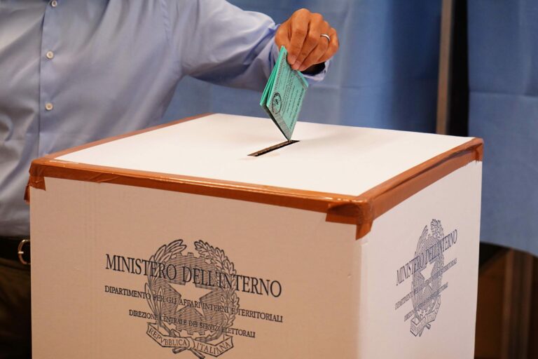 Regionali, crolla l’affluenza alle 23: quasi -7% in Campania, male anche in Puglia con un calo del 10%. In Veneto -13%