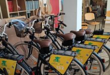 FOTO Succivo, sede Archeoclub d’Italia deposito di biciclette: libri trafugati e sporcizia ovunque. Mentre gli affaristi del volontariato fanno soldi a palate
