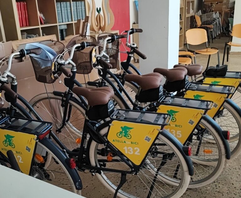 FOTO Succivo, sede Archeoclub Italia deposito di biciclette: libri trafugati e sporcizia ovunque. Mentre gli affaristi del volontariato fanno soldi a palate