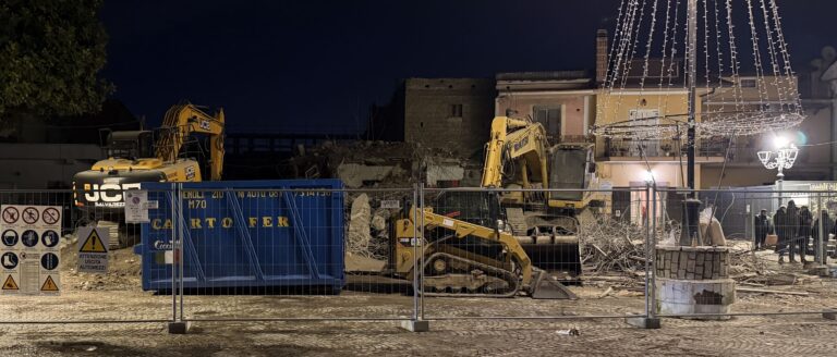 Cesa, demolito Palazzo D’Ettore: dubbi sui crediti edilizi e sulla legittimità dell’abbattimento