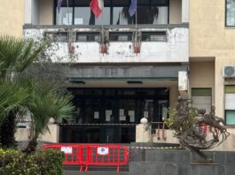 FOTO Incredibile a Orta di Atella, municipio chiuso al pubblico per gravi carenze strutturali. Denuncia di Dirasco e Lampano