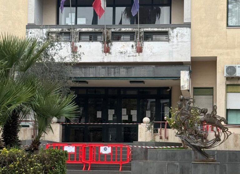 FOTO Incredibile a Orta di Atella, municipio chiuso al pubblico per gravi carenze strutturali. Denuncia di Dirasco e Lampano