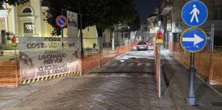 FOTO Cesa, misure di sicurezza cantieri piazza De Michele e villa Moro: ditta e sindaco Guida intervengono subito per l’adeguamento