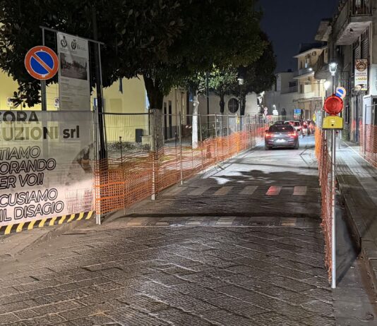 FOTO Cesa, cantieri piazza De Michele e villa Moro: ditta e sindaco corrono ai ripari sulle misure di sicurezza