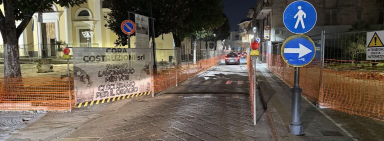 FOTO Cesa, cantieri piazza De Michele e villa Moro: ditta e sindaco corrono ai ripari sulle misure di sicurezza