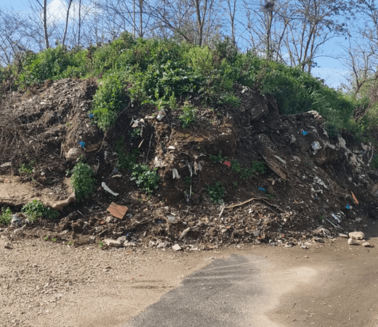 FOTOGALLERY Cesa, rifiuti pericolosi in via Fasci Siciliani: lavori in corso da oltre 5 anni. Si rischia di perdere il finanziamento