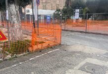 FOTO Cesa, i cantieri di piazza De Michele e villa Moro senza adeguate misure di sicurezza. Monta la protesta dei cittadini