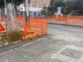 FOTO Cesa, i cantieri di piazza De Michele e villa Moro senza adeguate misure di sicurezza. Monta la protesta dei cittadini