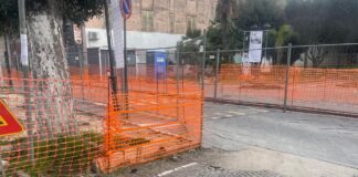 FOTO Cesa, i cantieri di piazza De Michele e villa Moro senza adeguate misure di sicurezza. Monta la protesta dei cittadini