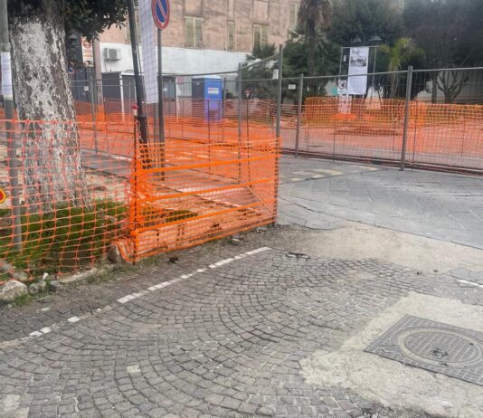 FOTO Cesa, i cantieri di piazza De Michele e villa Moro senza adeguate misure di sicurezza. Monta la protesta dei cittadini