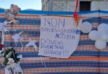 Dolore e rabbia per il piccolo Domenico, striscioni e un altarino in sua memoria. I Nas di nuovo al Monaldi