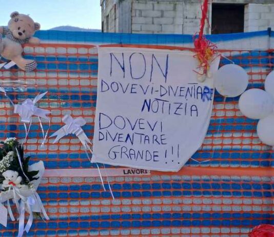 Dolore e rabbia per il piccolo Domenico, striscioni e un altarino in sua memoria. I Nas di nuovo al Monaldi