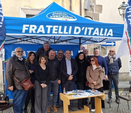 Referendum, Santangelo a Teano al gazebo di FdI: “Votare sì per una giustizia più veloce e vicina ai cittadini”