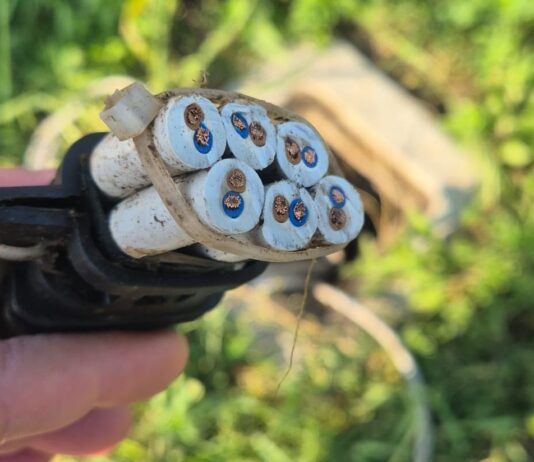 FOTO Cesa, raid nell’ex campo del parroco. Guida: “Qualcuno non vuole che sia aperto”. Fiorillo: “La città non è ostaggio di un mostro”