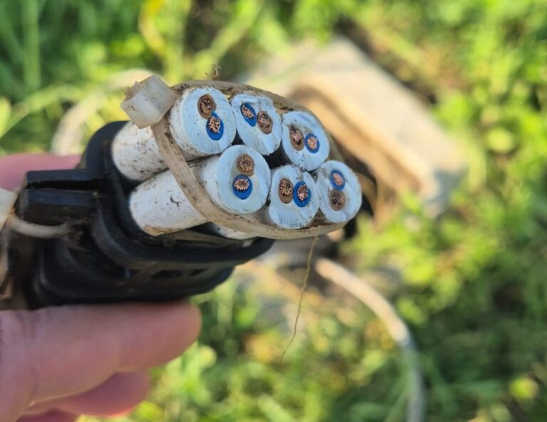 FOTO Cesa, raid nell’ex campo del parroco. Guida: “Qualcuno non vuole che sia aperto”. Fiorillo: “La città non è ostaggio di un mostro”