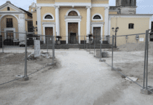 FOTO Cesa, lavori fermi da un mese in piazza De Michele: Guida non dice la verità sullo stop. Iter tecnico incompleto