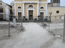 FOTO Cesa, lavori fermi da un mese in piazza De Michele: Guida non dice la verità sullo stop. Iter tecnico incompleto