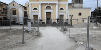 FOTO Cesa, lavori fermi da un mese in piazza De Michele: Guida non dice la verità sullo stop. Iter tecnico incompleto