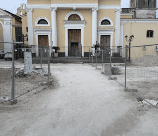 FOTO Cesa, lavori fermi da un mese in piazza De Michele: Guida non dice la verità sullo stop. Iter tecnico incompleto