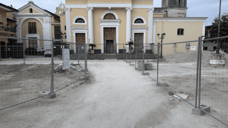 FOTO Cesa, lavori fermi da un mese in piazza De Michele: Guida non dice la verità sullo stop. Iter tecnico incompleto
