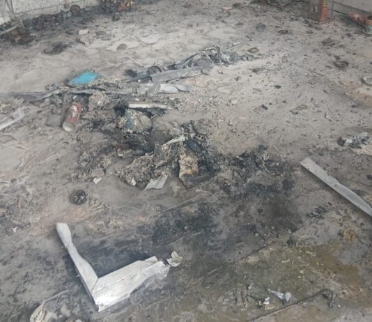 FOTO Cesa, incendio nel cimitero: momenti di panico. Intervengono i vigili del fuoco