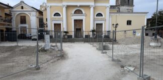 FOTO Cesa, lavori fermi da un mese in piazza De Michele: Guida non dice la verità sullo stop. Iter tecnico incompleto