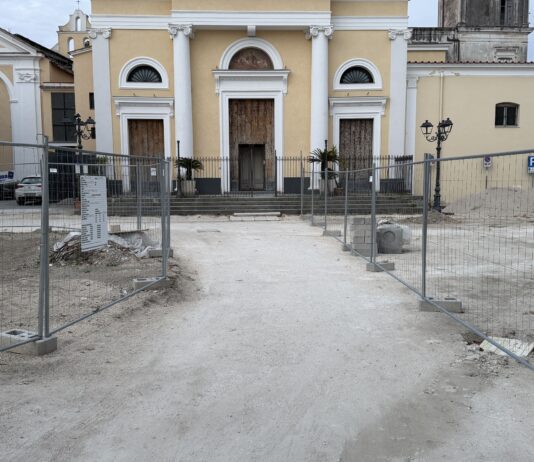 FOTO Cesa, lavori fermi da un mese in piazza De Michele: Guida non dice la verità sullo stop. Iter tecnico incompleto