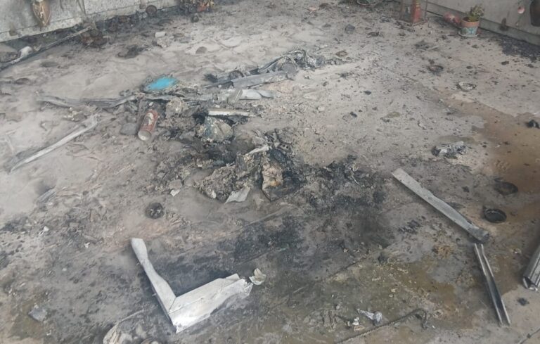 FOTO Cesa, incendio nel cimitero: momenti di panico. Intervengono i vigili del fuoco
