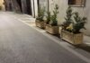 FOTO Cesa, fioriere illegali e “ad personam” in via Parroco della Gala: il comune viola il codice della strada. Disagi per pedoni e disabili