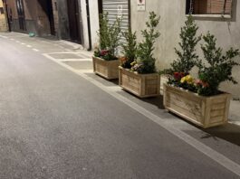 FOTO Cesa, fioriere illegali e “ad personam” in via Parroco della Gala: il comune viola il codice della strada. Disagi per pedoni e disabili