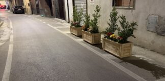 FOTO Cesa, fioriere illegali e “ad personam” in via Parroco della Gala: il comune viola il codice della strada. Disagi per pedoni e disabili