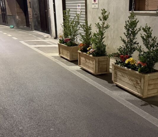 FOTO Cesa, fioriere illegali e “ad personam” in via Parroco della Gala: il comune viola il codice della strada. Disagi per pedoni e disabili