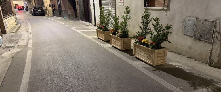 FOTO Cesa, fioriere illegali e “ad personam” in via Parroco della Gala: il comune viola il codice della strada. Disagi per pedoni e disabili