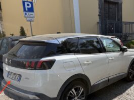 FOTO Cesa: in divieto di sosta davanti al municipio l’auto di Villano, consigliere di maggioranza candidato con Guida. I vigili urbani dormono