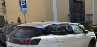 FOTO Cesa: in divieto di sosta davanti al municipio l’auto di Villano, consigliere di maggioranza e candidato con Guida. E i vigili urbani dormono