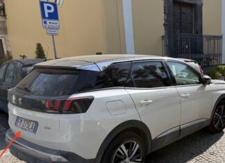 FOTO Cesa: in divieto di sosta davanti al municipio l’auto di Villano, consigliere di maggioranza candidato con Guida. I vigili urbani dormono
