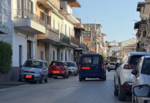 FOTO Cesa, sosta selvaggia in via Marini: auto sui marciapiedi e davanti alle case dei residenti. Occupati gli stalli per i disabili