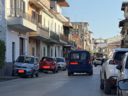 FOTO Cesa, sosta selvaggia in via Marini: auto sui marciapiedi e davanti alle case dei residenti. Occupati gli stalli per i disabili