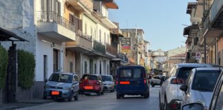 FOTO Cesa, sosta selvaggia in via Marini: auto sui marciapiedi e davanti alle case dei residenti. Occupati gli stalli per i disabili