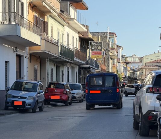 FOTO Cesa, sosta selvaggia in via Marini: auto sui marciapiedi e davanti alle case dei residenti. Occupati gli stalli per i disabili