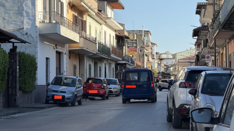 FOTO Cesa, sosta selvaggia in via Marini: auto sui marciapiedi e davanti alle case dei residenti. Occupati gli stalli per i disabili