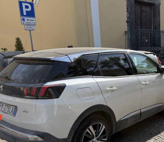 FOTO Cesa: in divieto di sosta davanti al municipio l’auto di Villano, consigliere di maggioranza candidato con Guida. I vigili urbani dormono