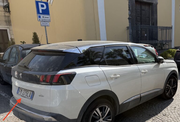 FOTO Cesa: in divieto di sosta davanti al municipio l’auto di Villano, consigliere di maggioranza candidato con Guida. I vigili urbani dormono