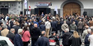 FOTO Una marea di persone al taglio del nastro del comitato di Guida. E Cesa in Comune resta in silenzio sui GOL di Villano