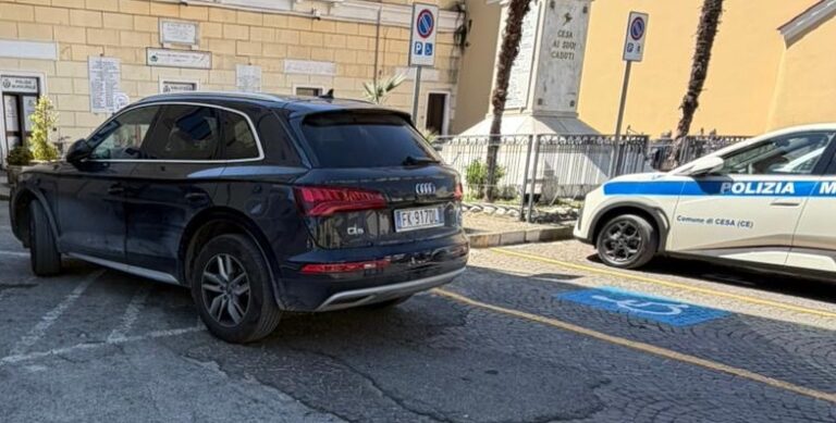FOTO Cesa, il sindaco Guida parcheggia in divieto di sosta davanti al municipio e ostacola l’ingresso riservato ai disabili