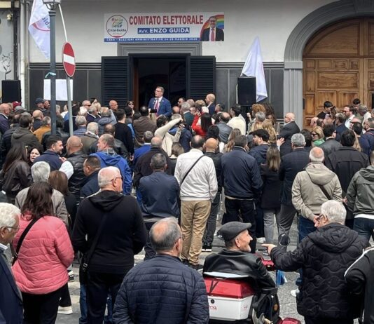 FOTO Una marea di persone al taglio del nastro del comitato di Guida. E Cesa in Comune resta in silenzio sui GOL di Villano