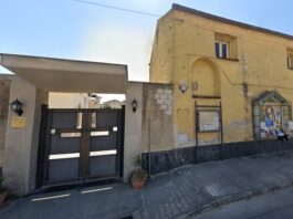 FOTO Incendio nel cimitero di Cesa, Guida anticipa il divieto di depositare lumini e fiori freschi: stop da oggi fino al 26 ottobre