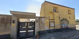 FOTO Incendio nel cimitero di Cesa, Guida anticipa il divieto di depositare lumini e fiori freschi: stop da oggi fino al 26 ottobre