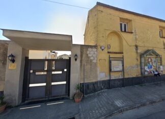 FOTO Incendio nel cimitero di Cesa, Guida anticipa il divieto di depositare lumini e fiori freschi: stop da oggi fino al 26 ottobre