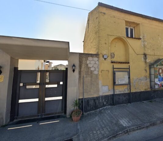 FOTO Incendio nel cimitero di Cesa, Guida anticipa il divieto di depositare lumini e fiori freschi: stop da oggi fino al 26 ottobre